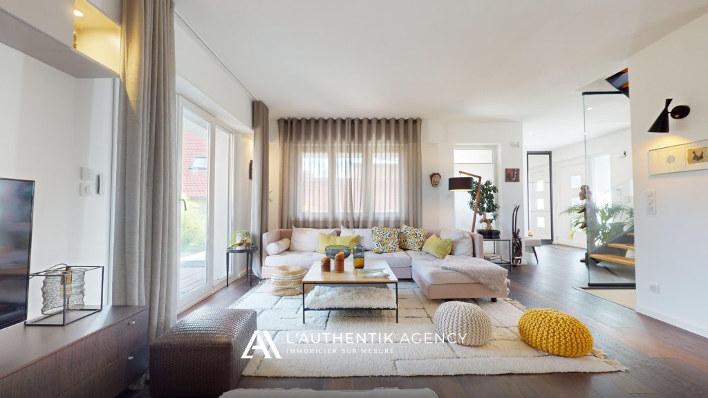 Salon-séjour baigné de lumière naturelle, décoré avec style et sobriété, rehaussé de touches subtiles de couleurs, avec des éléments soigneusement sélectionnés pour une ambiance élégante et accueillante.