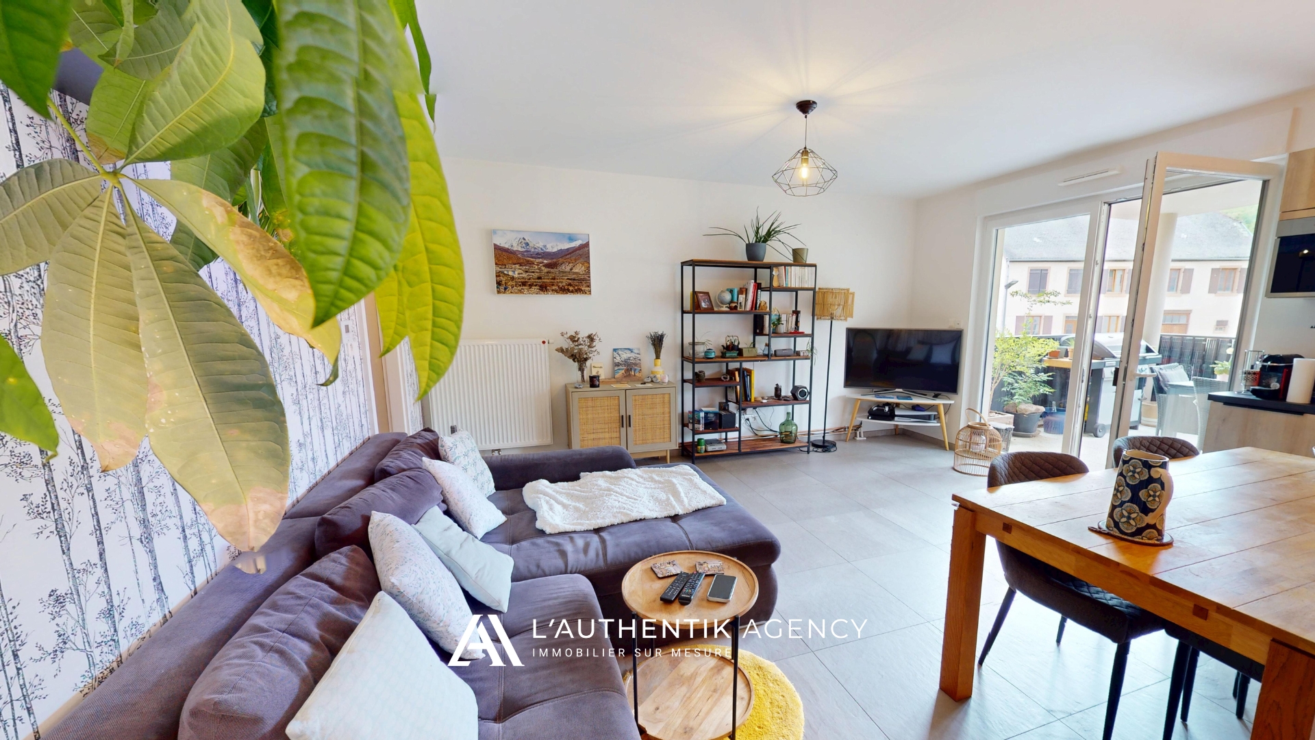 Photographie du vaste salon séjour ouvert sur la terrasse