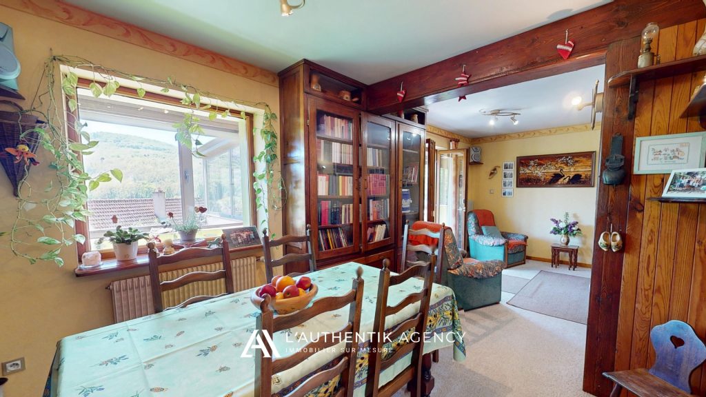 photographie de la pièce de vie avec salon et salle à manger donnant sur la veranda