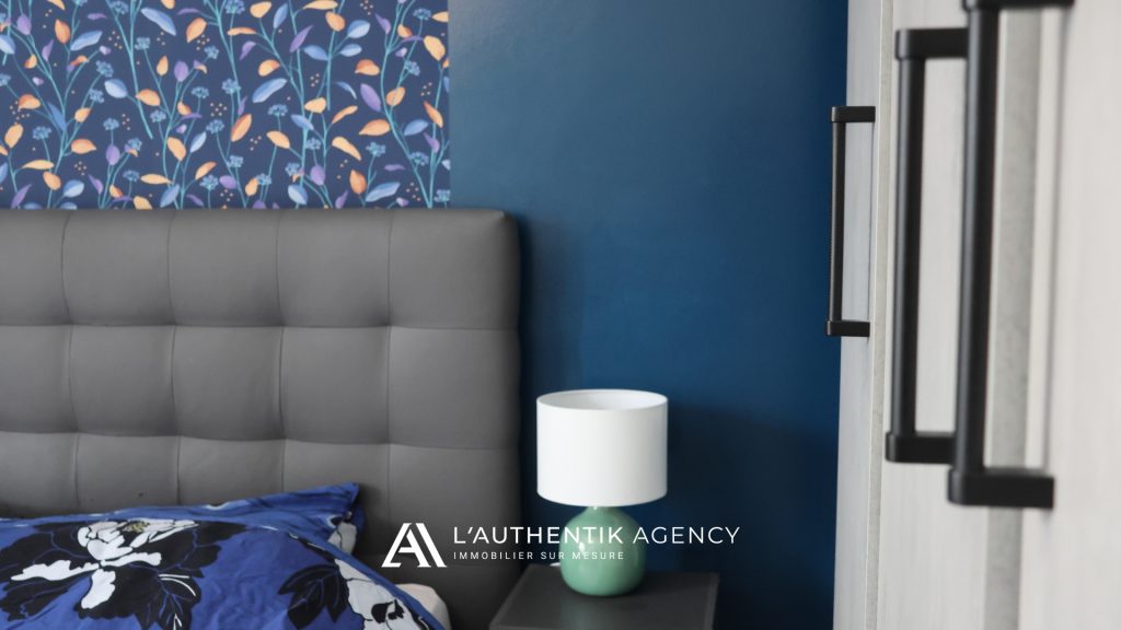 Photographie de la tête de lit, table de chevet et placard à vêtements