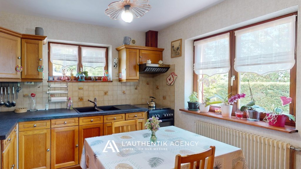 photographie de la cuisine aménagée vue depuis la pièce de vie, salon/séjour