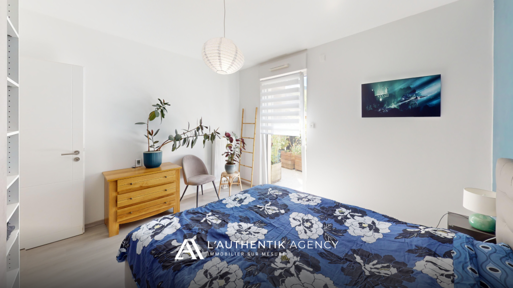 Photographie de la chambre qui s'ouvre sur la terrasse