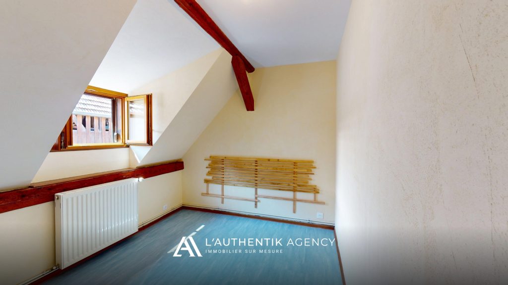 Chambre sous combles, à l’étage, avec plafond mansardé