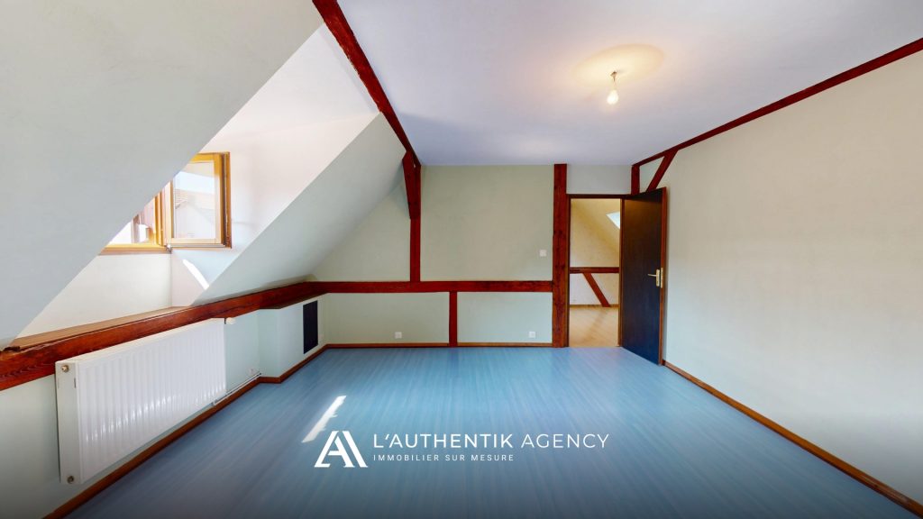 Grande chambre à l’étage de 20m² avec pièce attenante non aménagée.