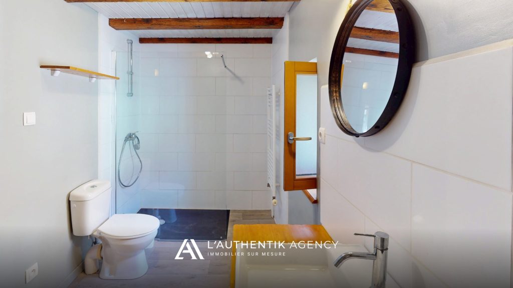 Salle d’eau avec douche à l’italienne, WC, rangements et possibilité d'aménager une buanderie