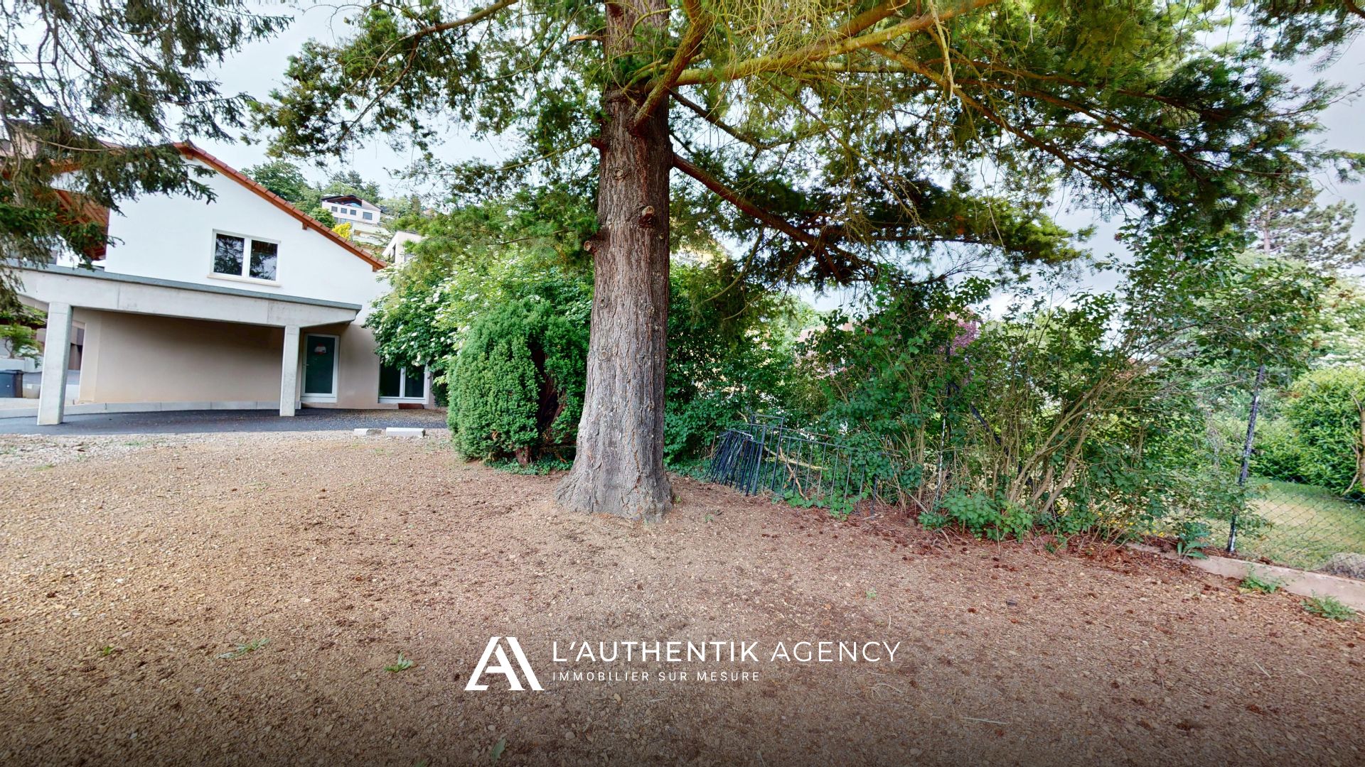 photographie de la façade depuis le jardin