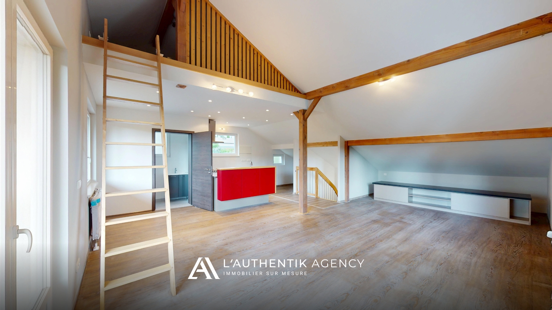 Photographie de la cuisine ouverte sur le séjour/ pièce de vie