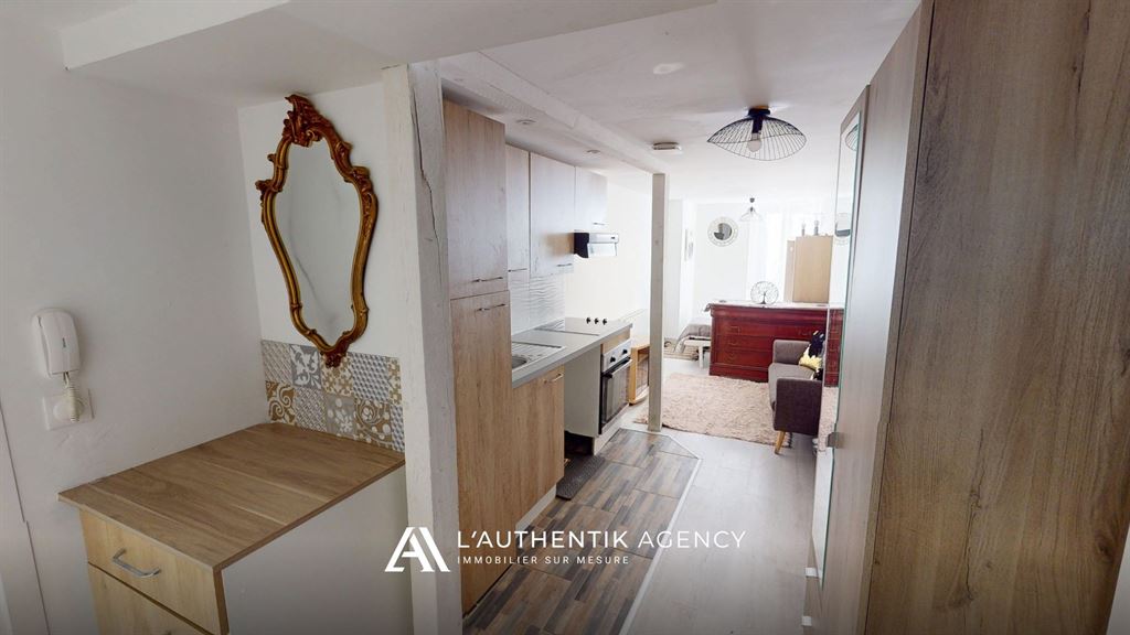 photographie de la pièce principale du studio depuis l'entrée