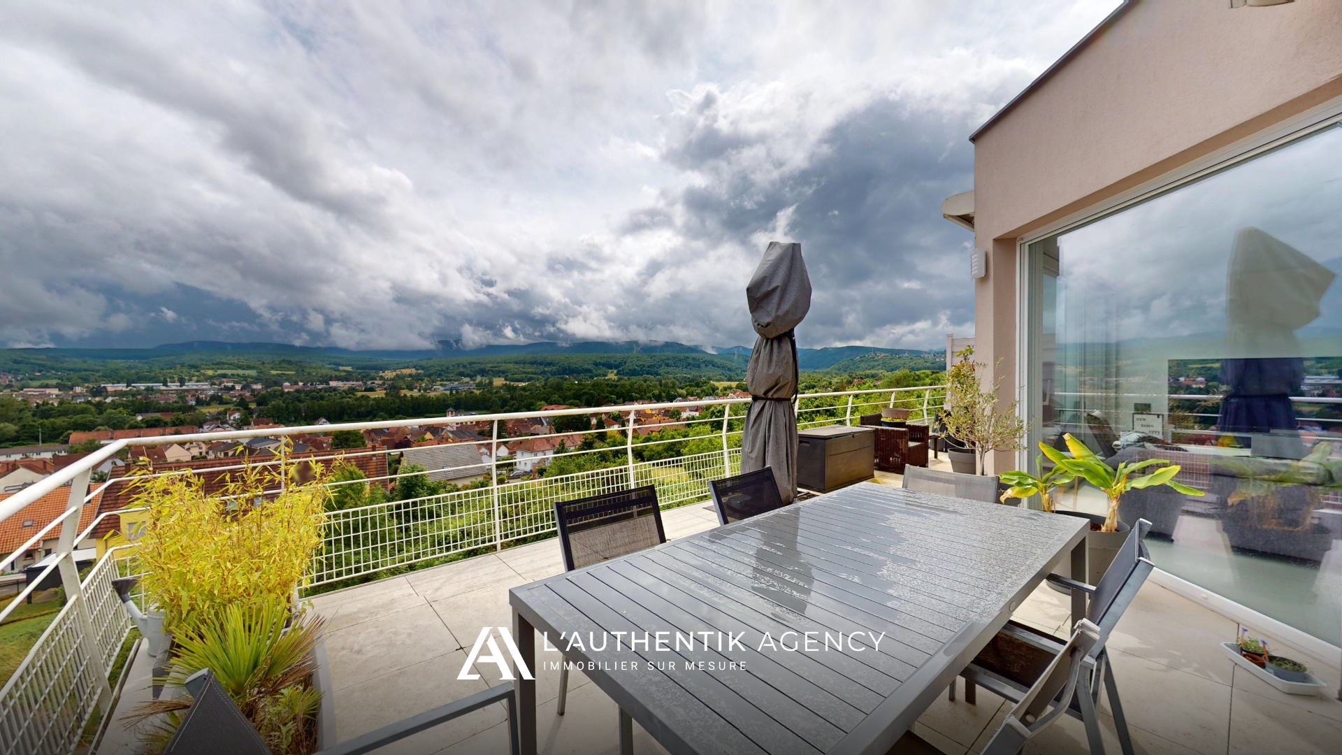 photographie de la terrasse avec vue dégagée sur les collines.