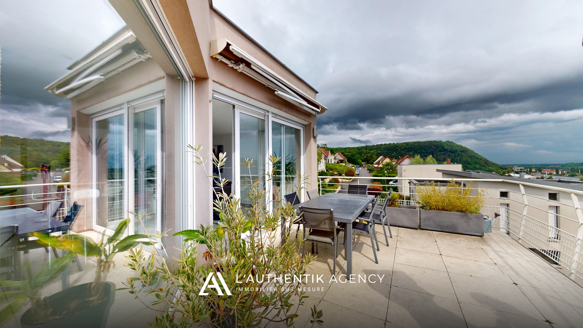 photographie de la terrasse et baies vitrées de la pièce de vie.