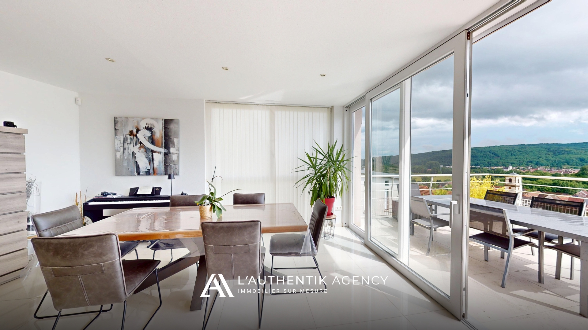 photographie de la salle à manger donnant accès à la terrasse avec sa vue dégagée.