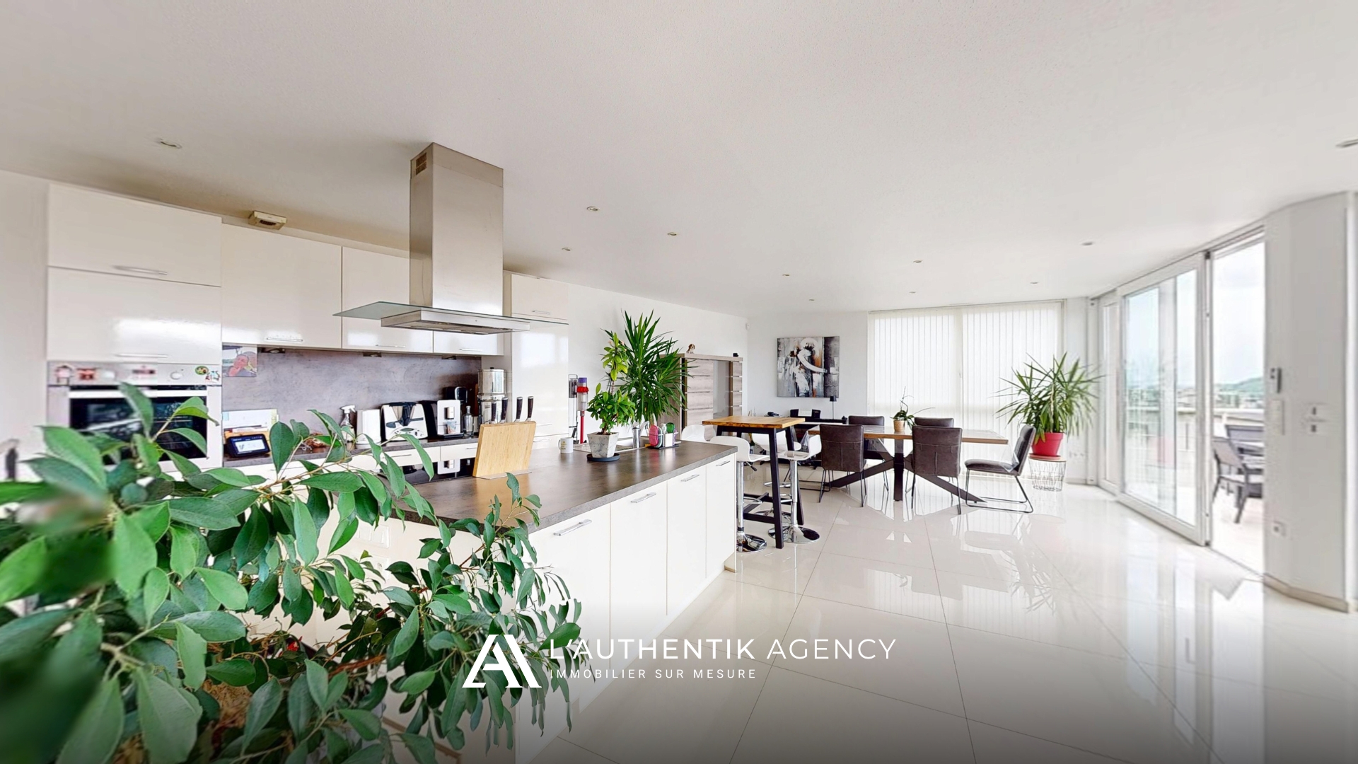 photographie de la cuisine avec sa salle à manger