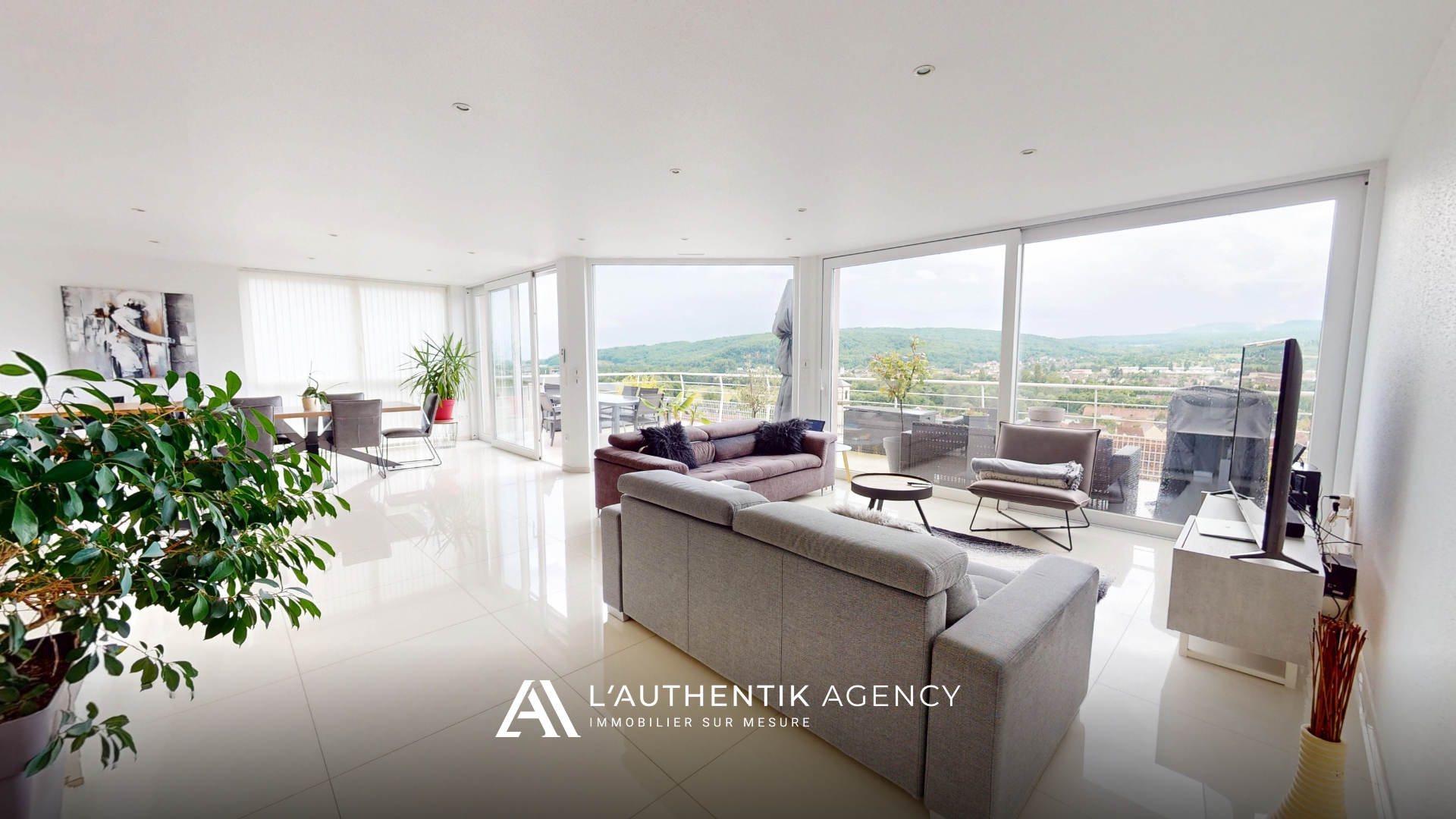 photographie de la pièce de vie ouverte sur la vue dégagée sur les collines