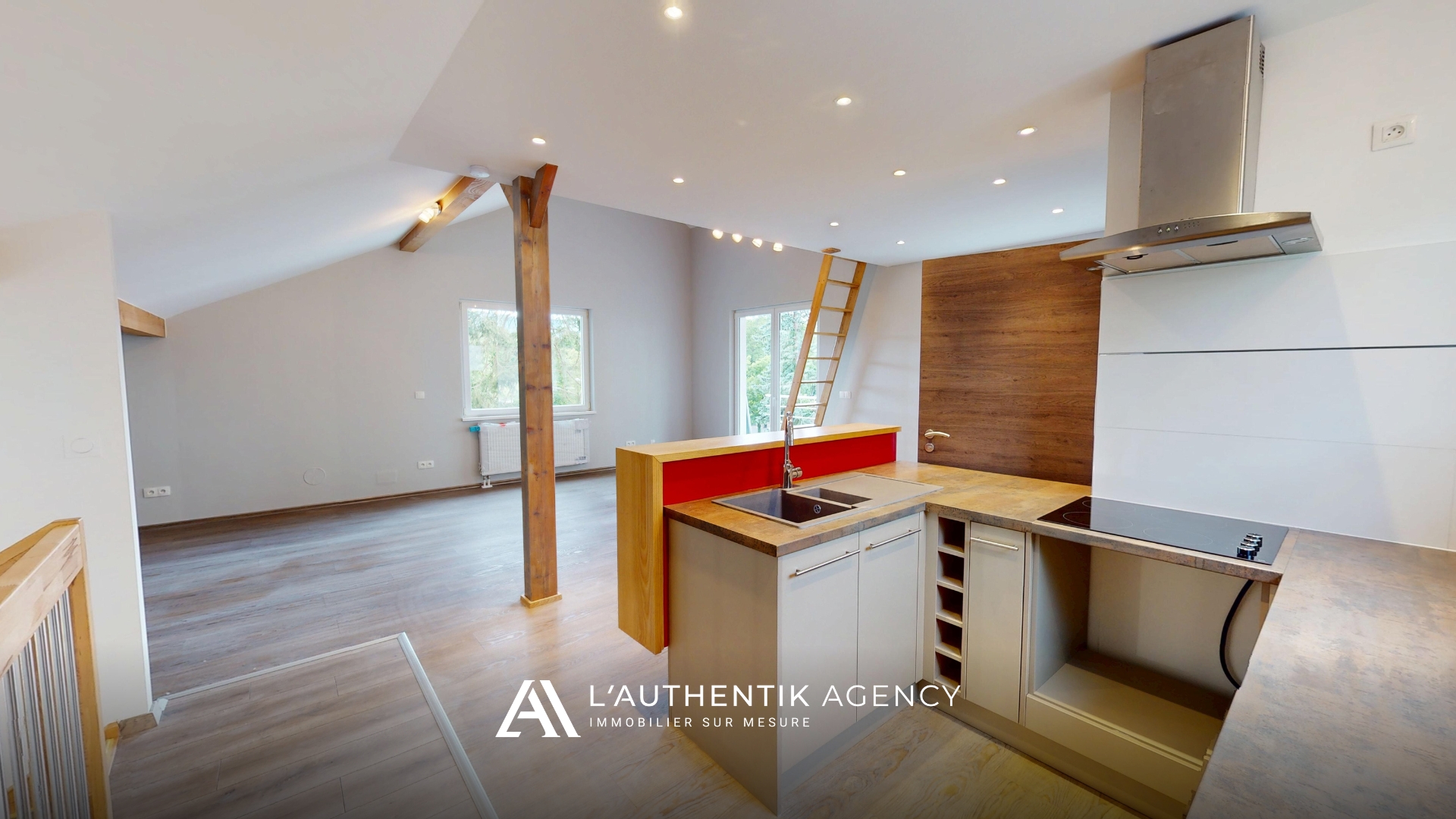 photographie de la cuisine ouverte sur la pièce de vie