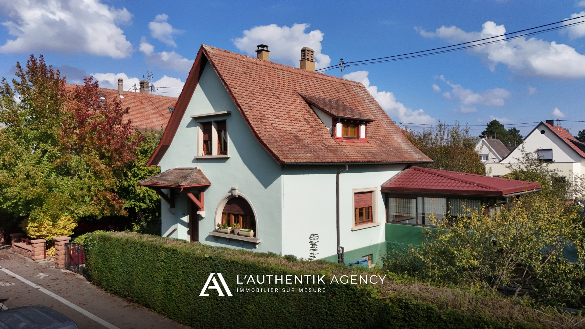 Façade d'une maison individuelle à Obernai. Extérieur avec belle terrasse et jardin.