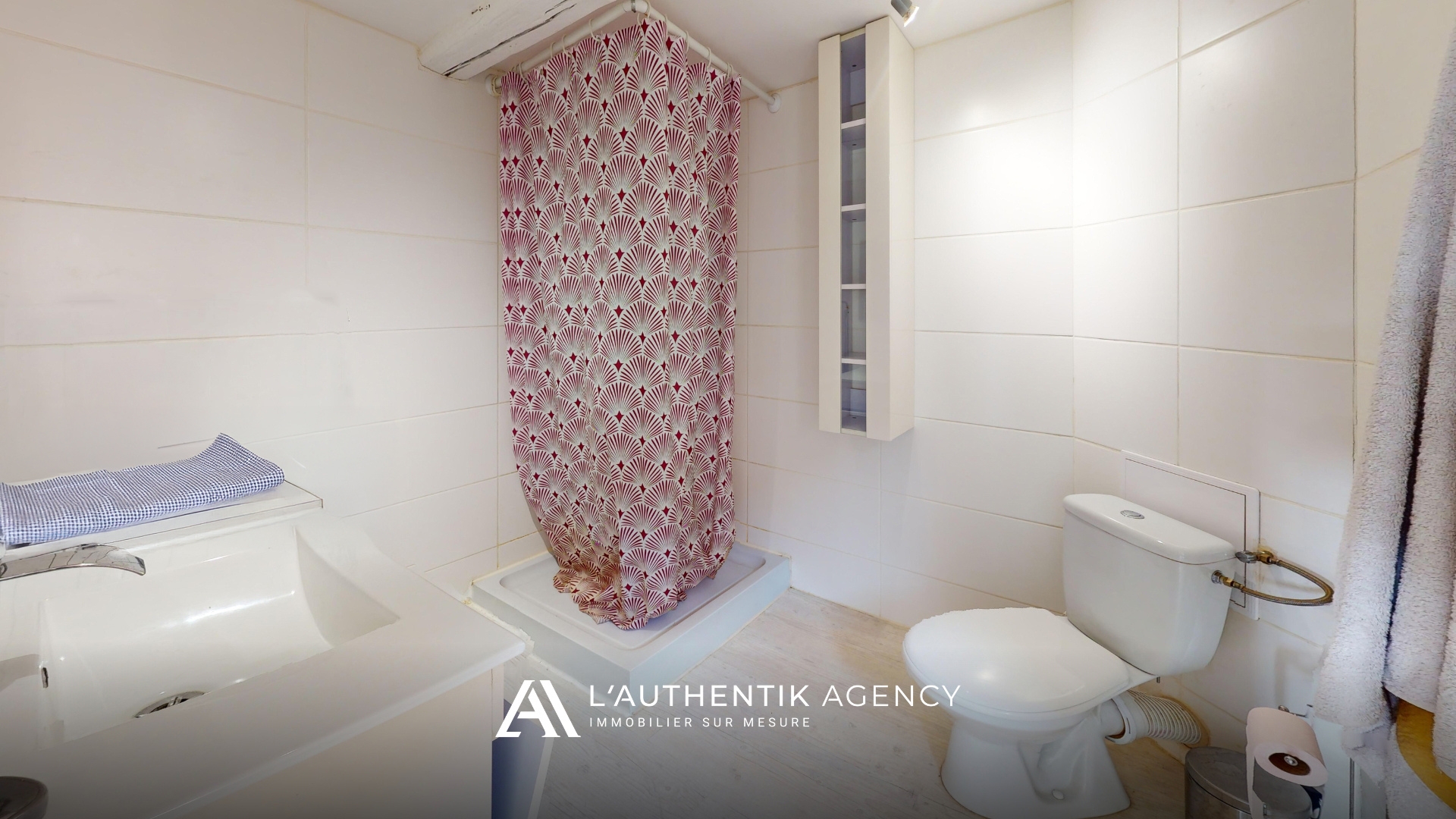 Salle d'eau avec douche et meuble vasque