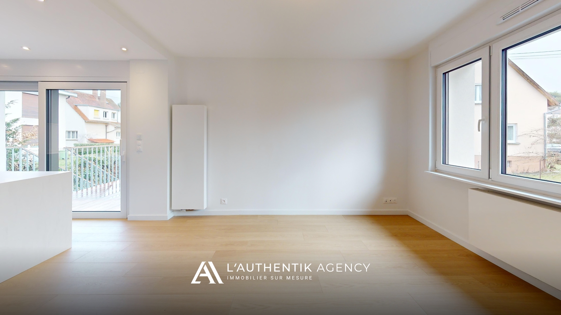 Salle à manger lumineuse avec parquet massif, grande baie vitrée et accès à la terrasse au centre de Molsheim