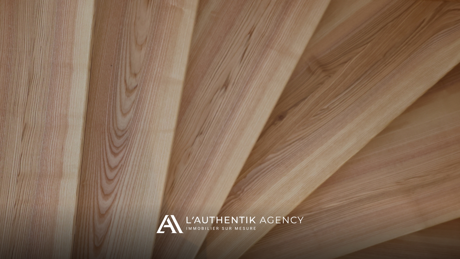 Détail de l'escalier en bois clair massif