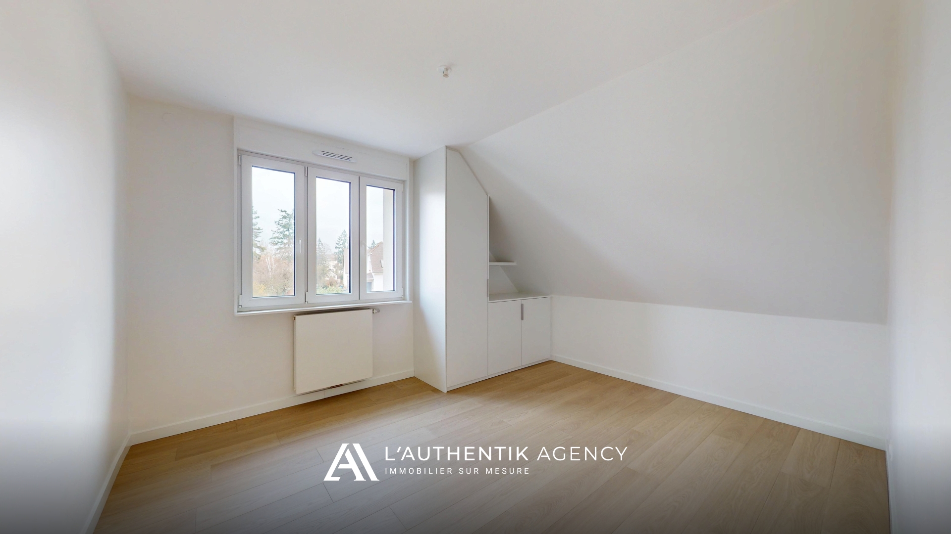 Chambre avec placards intégrés et parquet clair