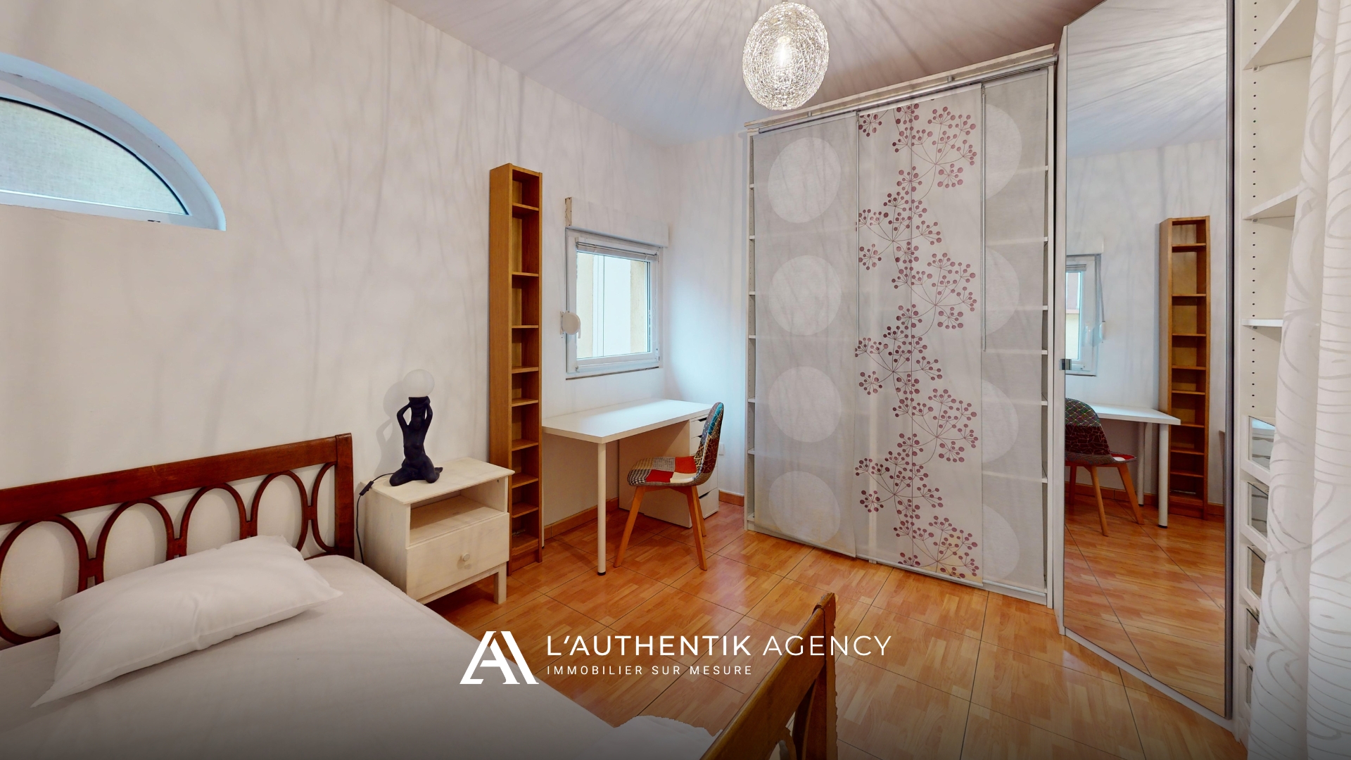 Petite chambre avec placards intégrés