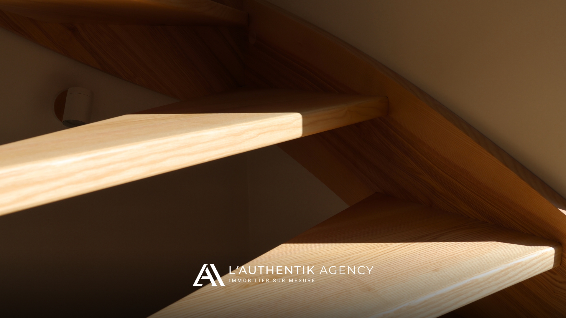 Escalier artisanal sur mesure en bois massif, finitions soignées d'une maison entièrement réhabilitée à louer proche du pôle médical de Molsheim