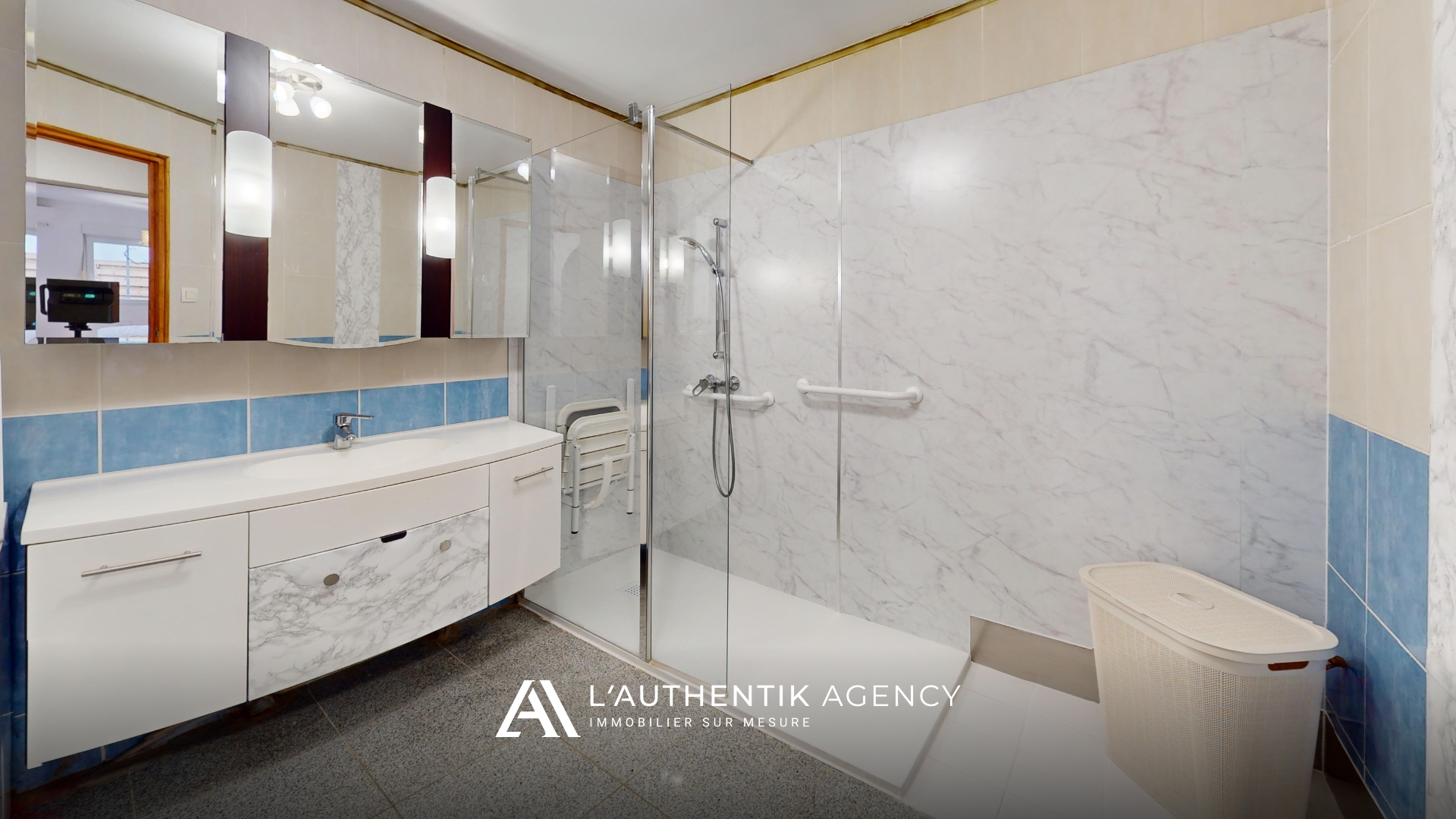 Salle d'eau avec sa douche à l'italienne et sa vasque avec rangements