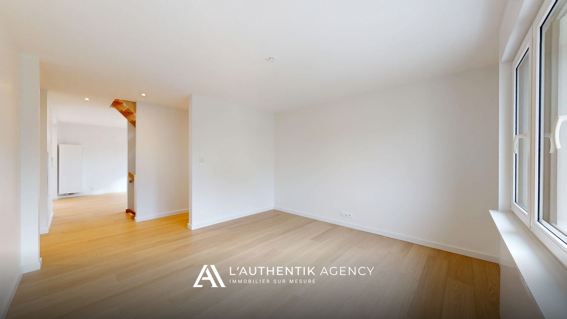 Sallon/séjour lumineux séparé de la salle à manger et de la cuisine