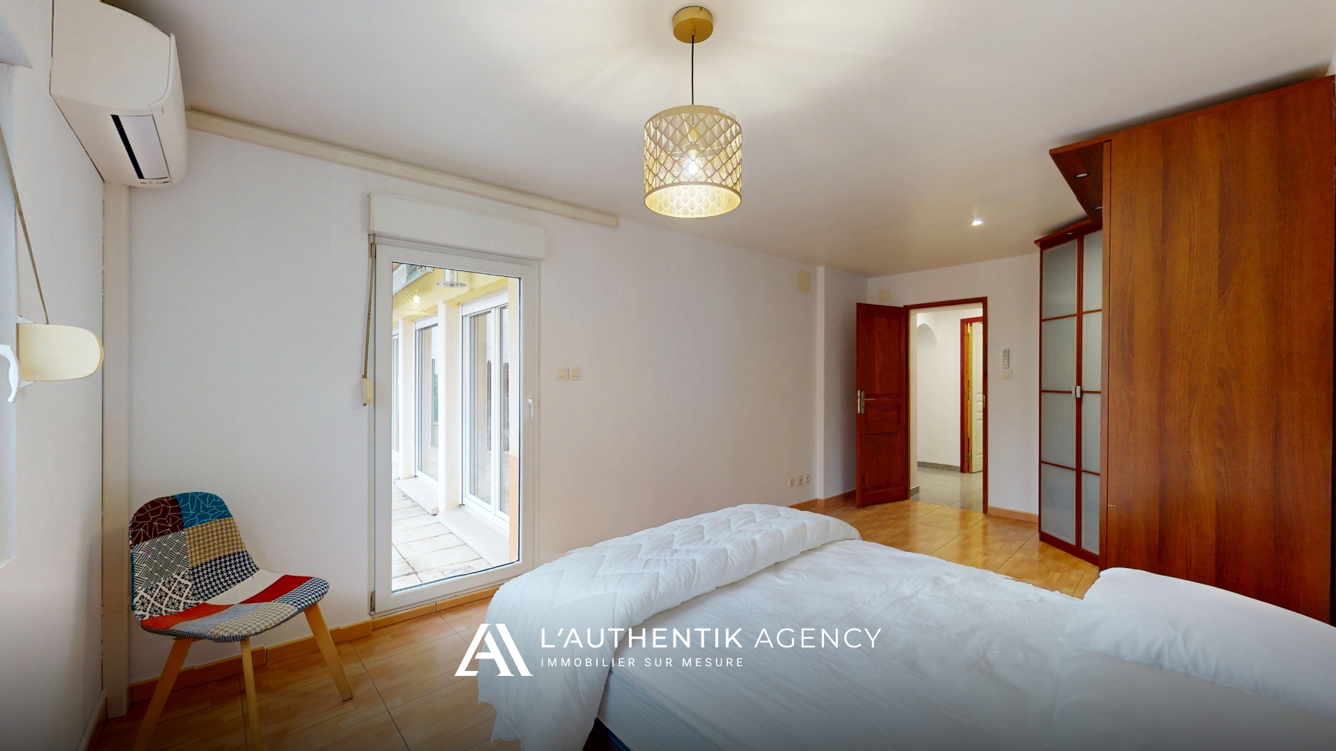 Chambre avec accès à la terrasse et au jardin