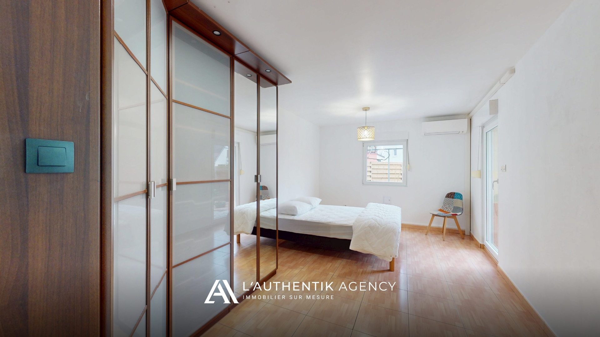 Chambre à coucher lumineuse avec placards intégrés qui donne accès à la terrasse et au jardin extérieur à lingolsheim