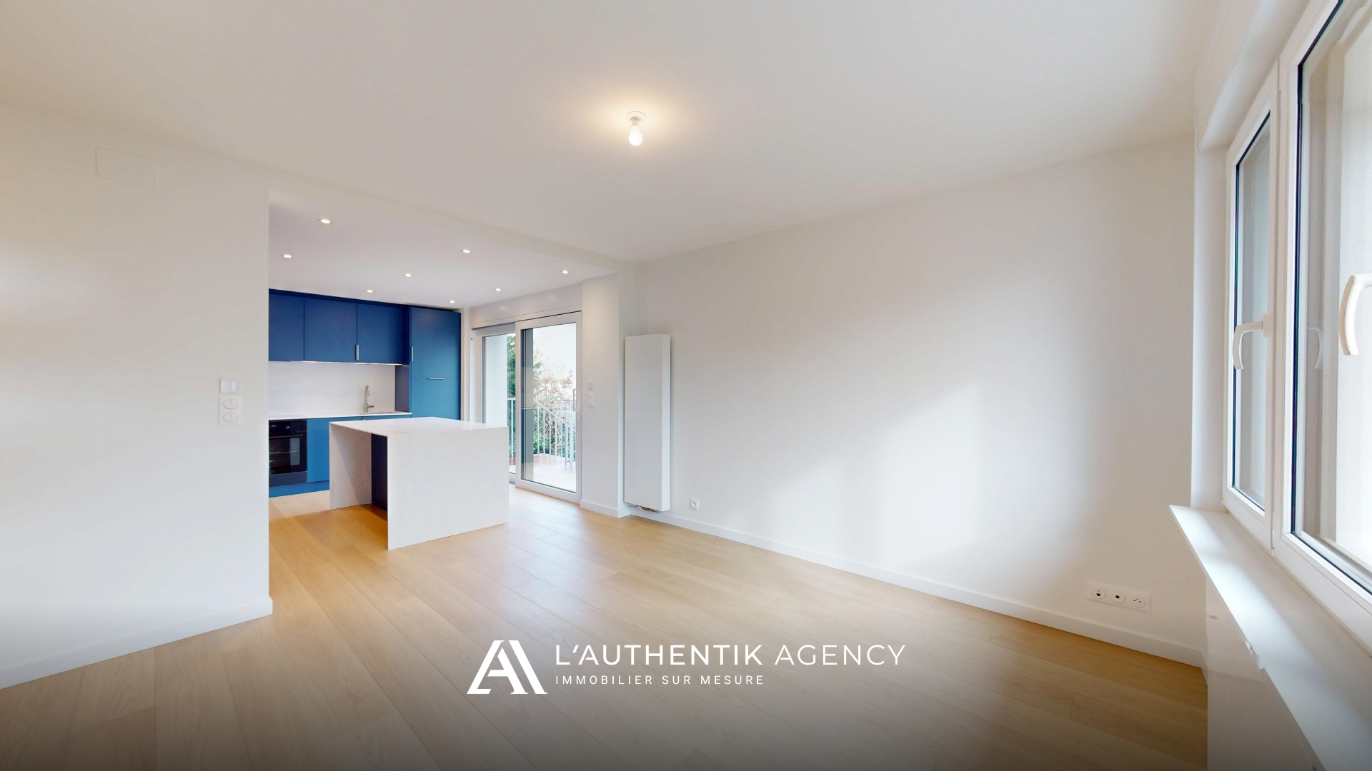 Salle à manger attenante à la cuisine design, maison rénovée à Molsheim proche zone médicale.