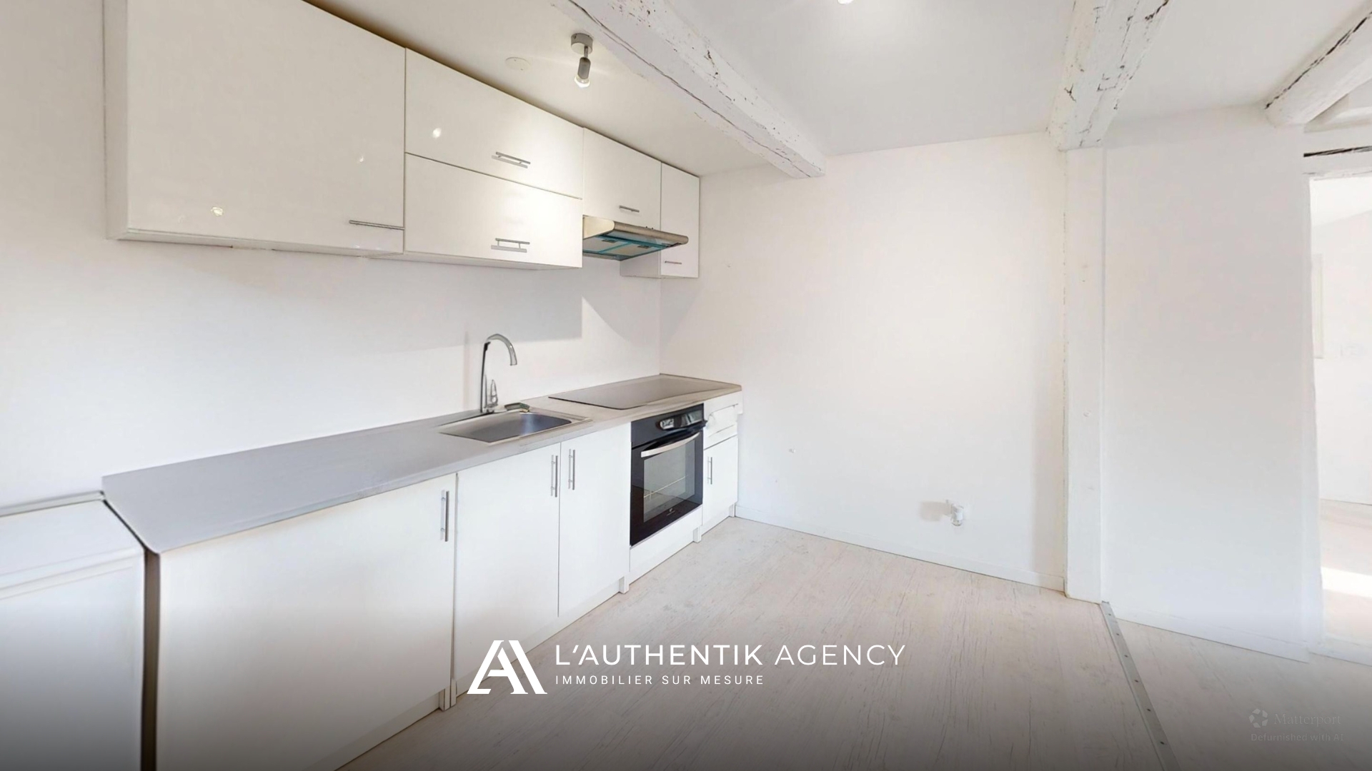 Cuisine équipée moderne ouverte sur la pièce de vie lumineuse