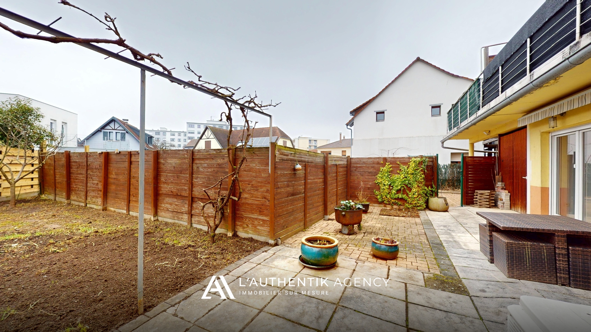 Terrasse et jardin arboré située en rez-de-jardin pouvant accueillir un salon d'extérieur
