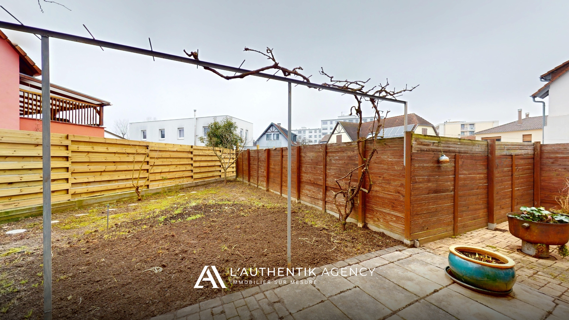 Jardin arboré attenant à la terrasse