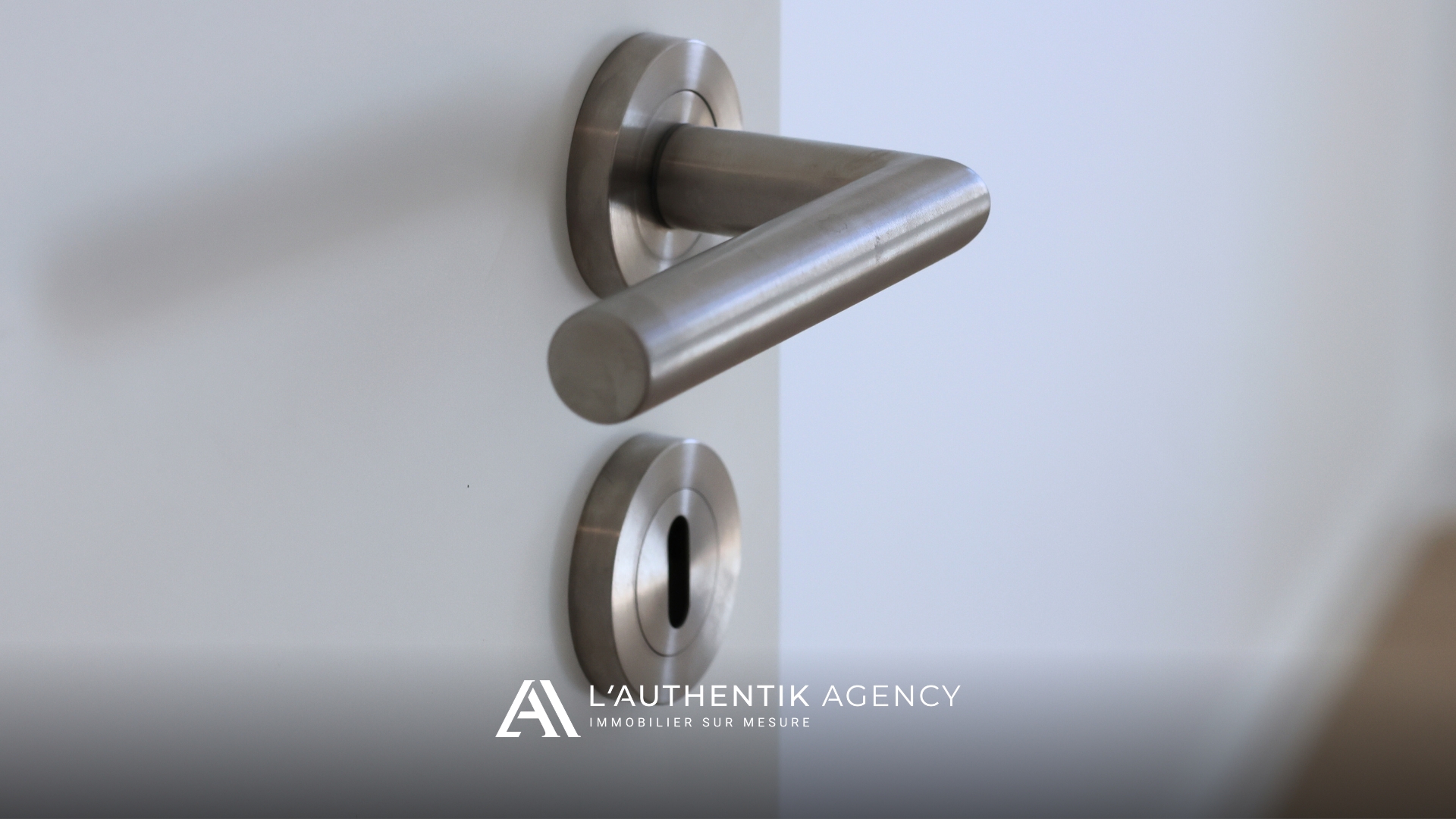 Détail d'une poignée de porte en inox, moderne et sobre