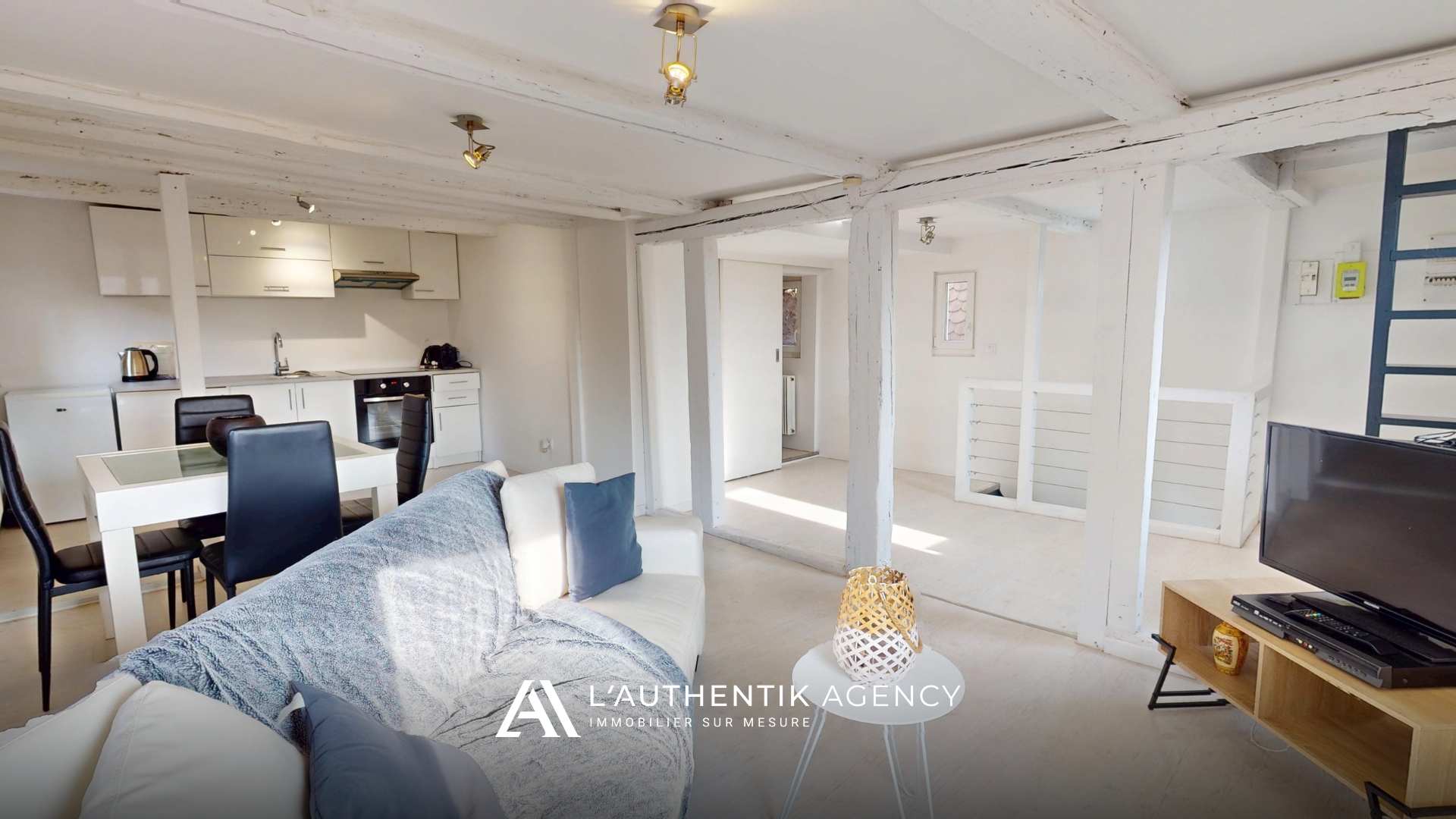 Salon séjour et sa cuisine équipée, ouverte et moderne