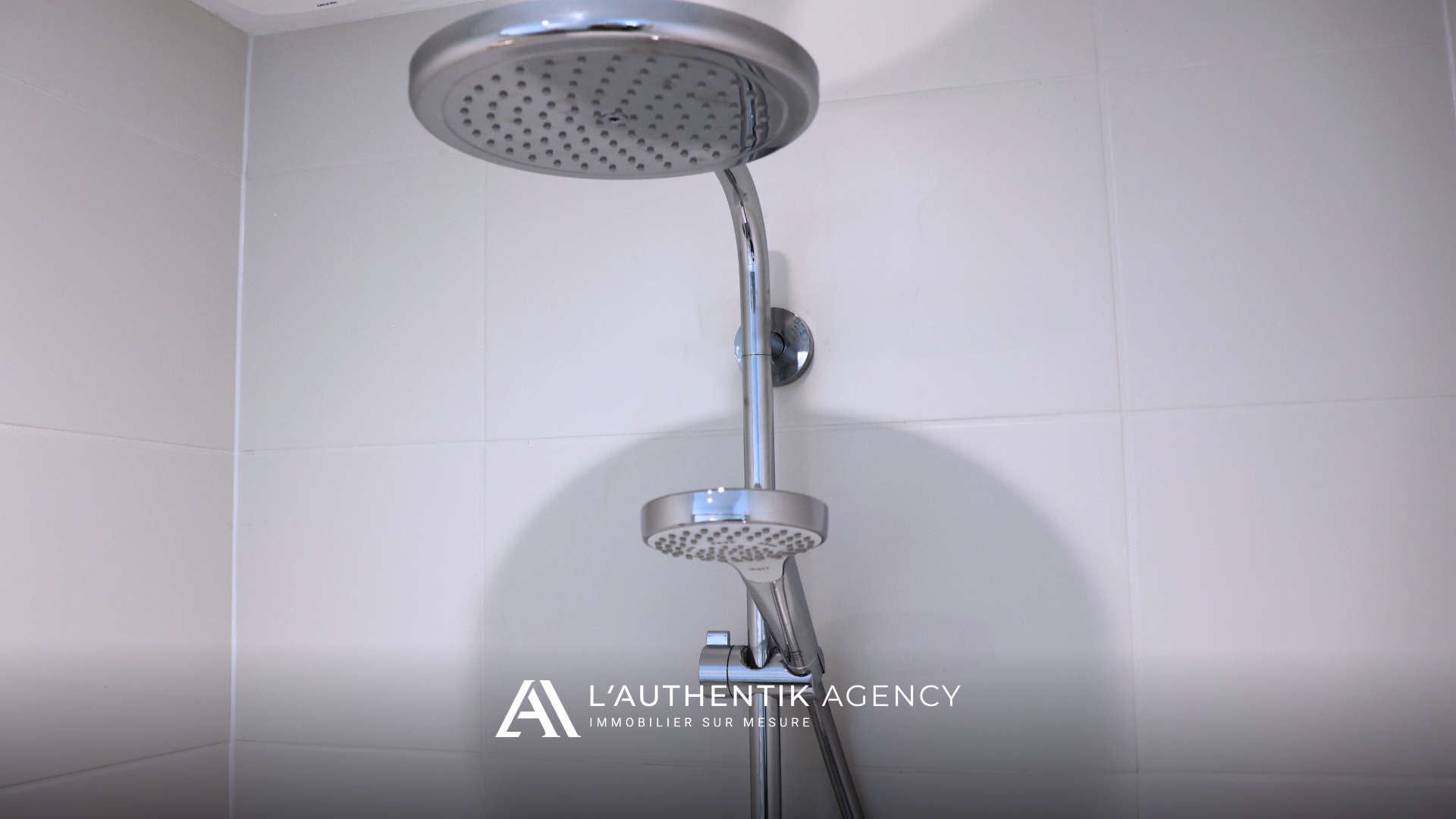 Détail de la robinetterie haut de gamme de la douche à l'italienne