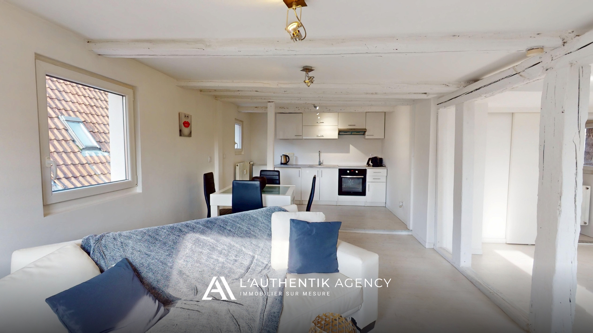 Cuisine équipée et ouverte sur un salon séjour lumineux sur les remparts du centre-ville d'Obernai