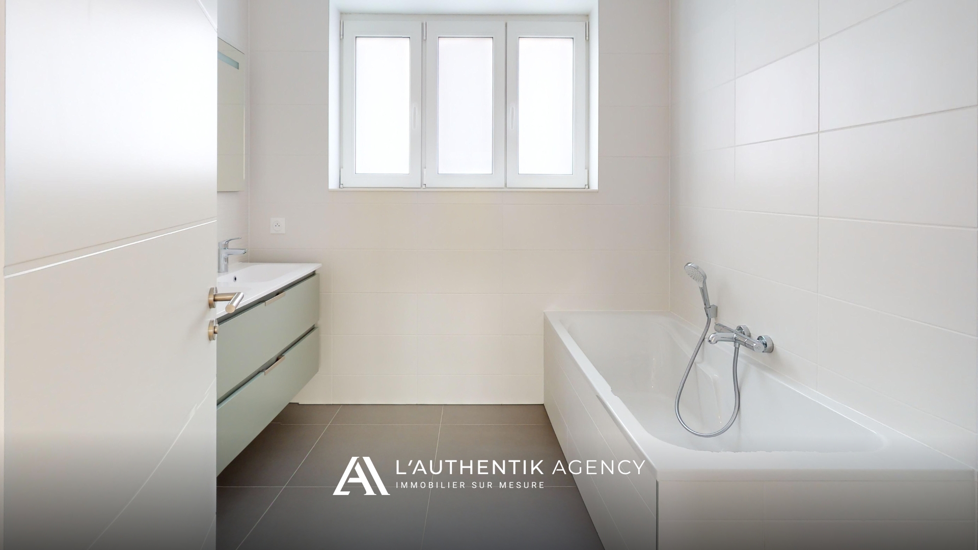 Salle d'eau avec sa baignoire, douche à l'italienne, sèche serviettes et double vasque pour des prestations haut de gamme