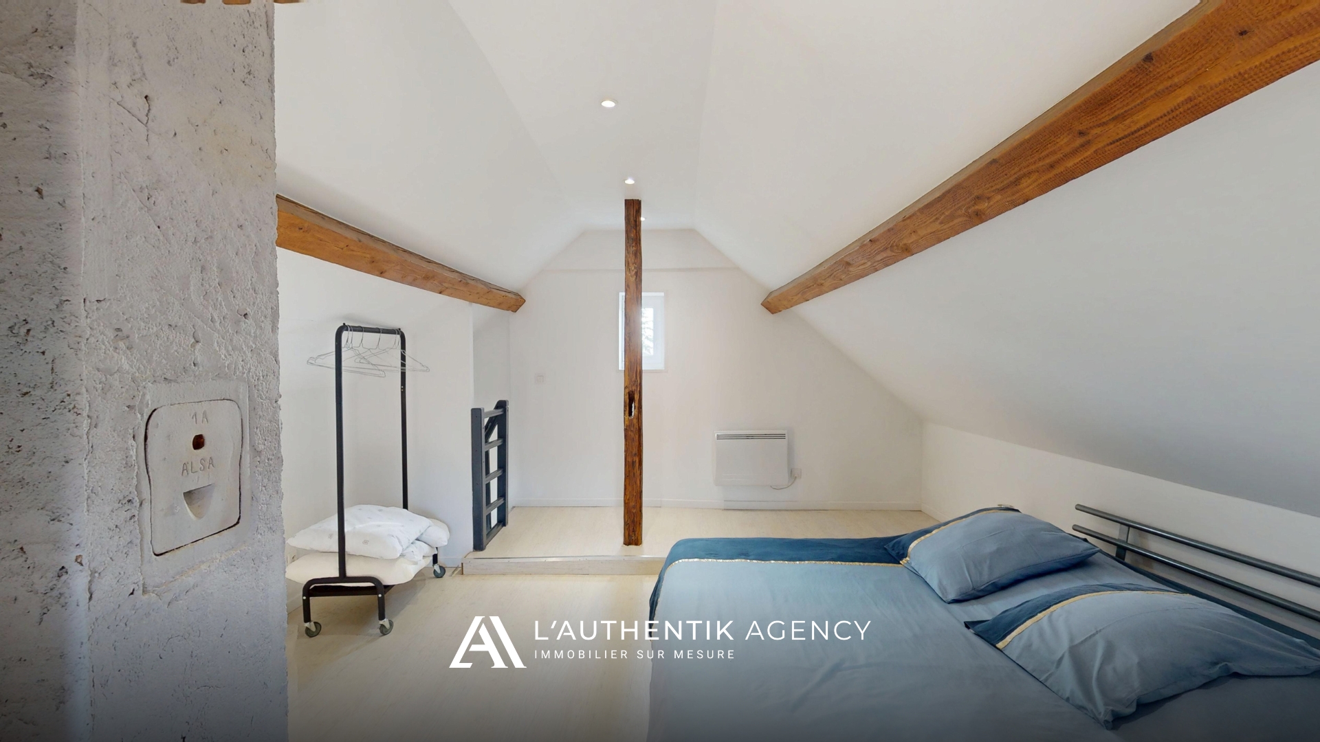 Grande chambre parentale avec pièce attenante pouvant servir de dressing ou bureau