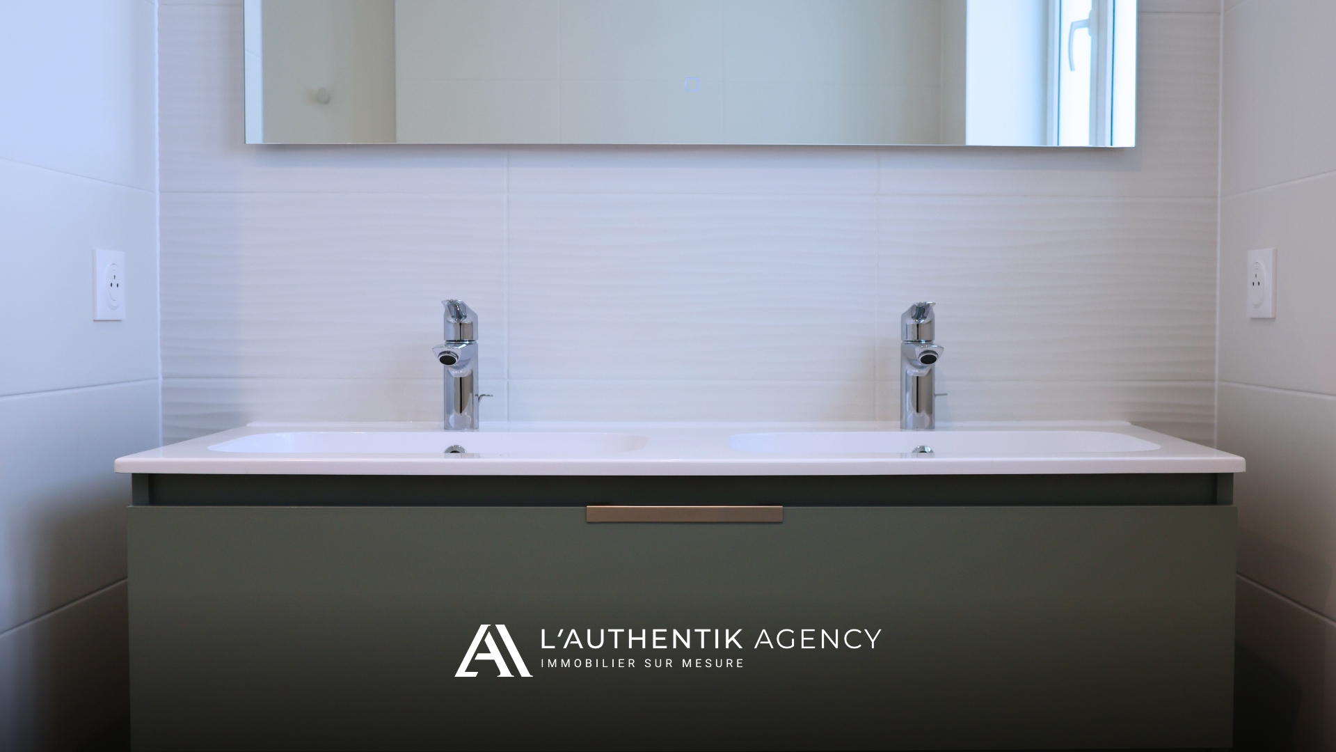 Double vasque avec robinetterie de qualité et son miroir avec lumière intégrée