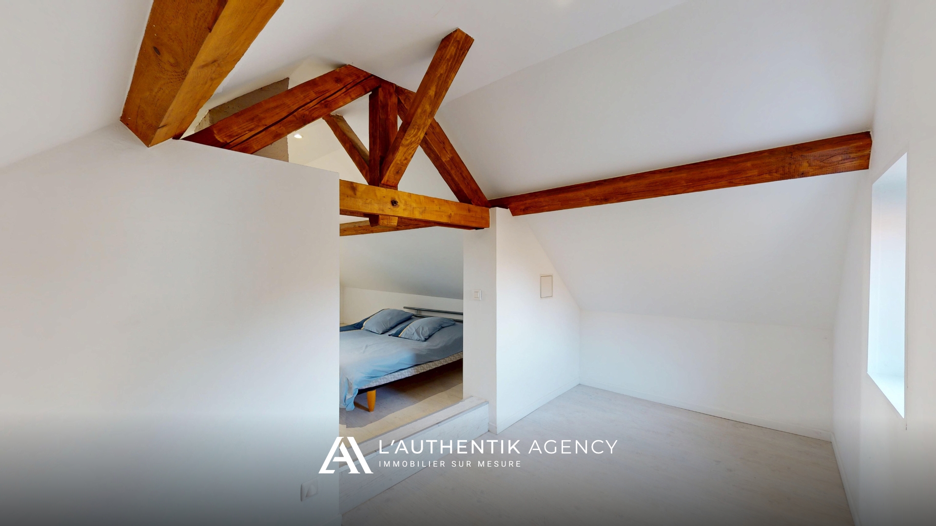 Lieu de stockage attenante à la chambre pouvant faire office de bureau ou de dressing