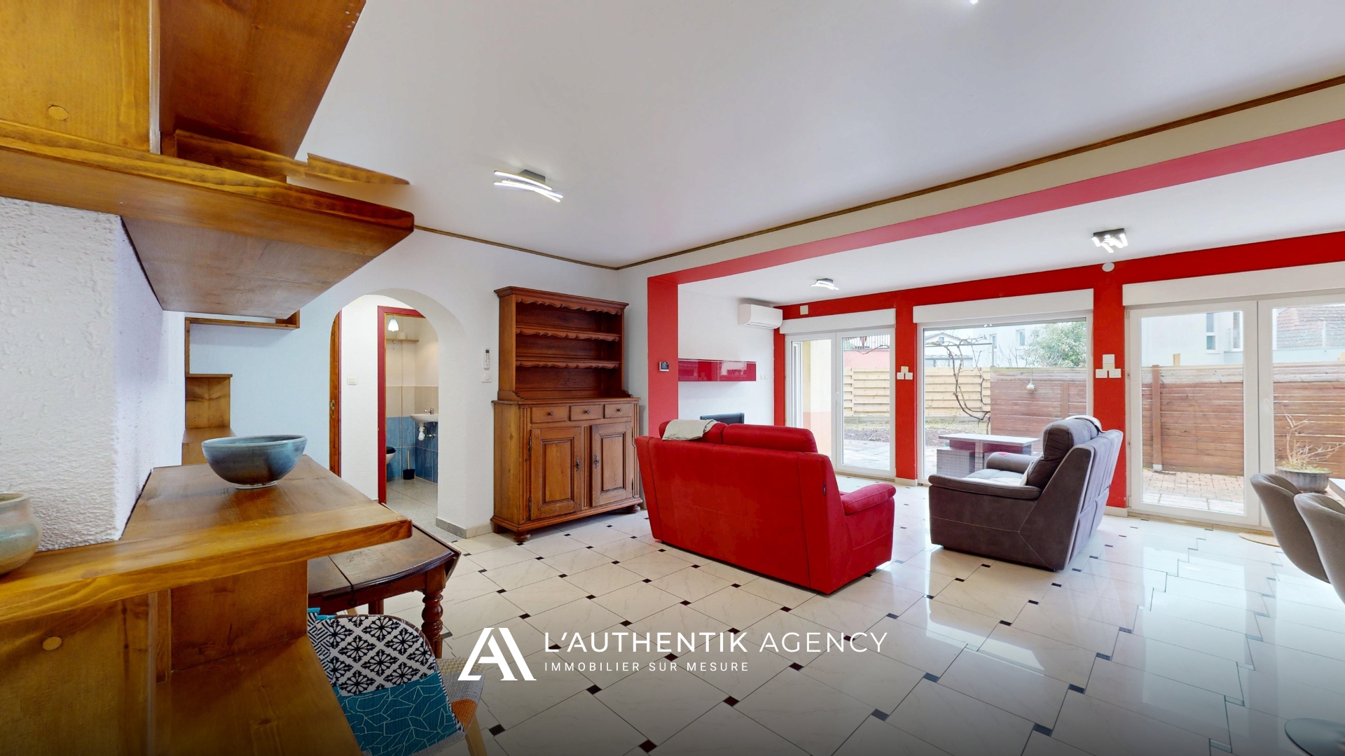 Dégagement et salon séjour avec de grandes baies vitrées donnant sur l'extérieur