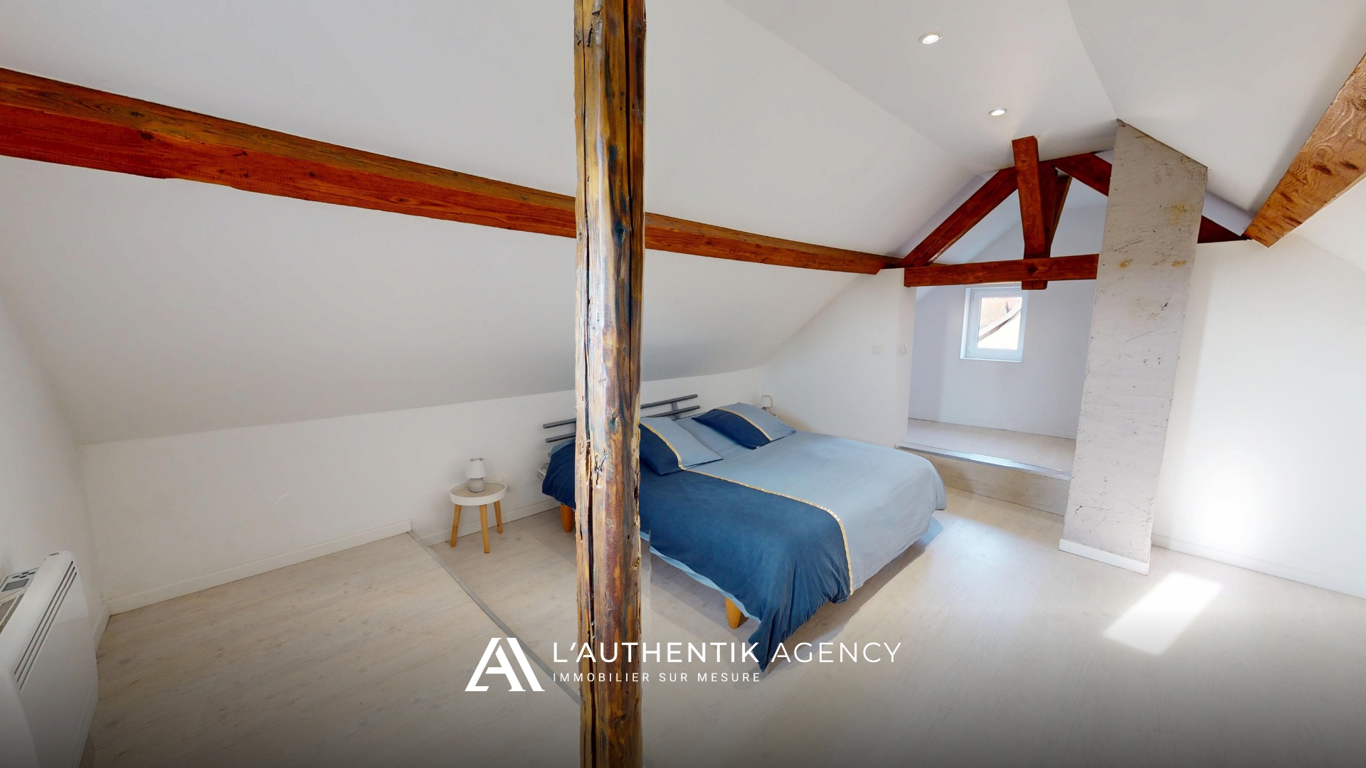 Chambre en duplexe et sa pièce de stockage attenante