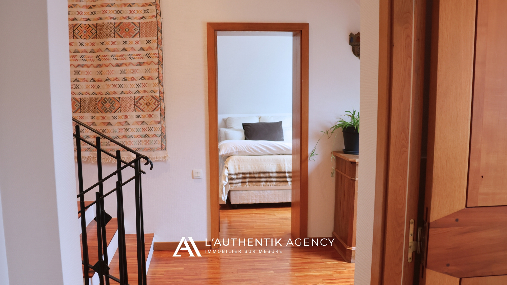 Photographie depuis un dégagement laissant entrevoir une chambre