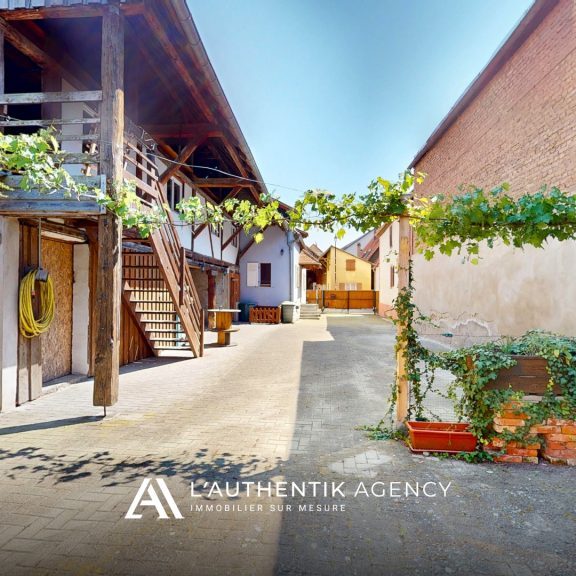 Grande cour et dégagée visible depuis le fond du jardin