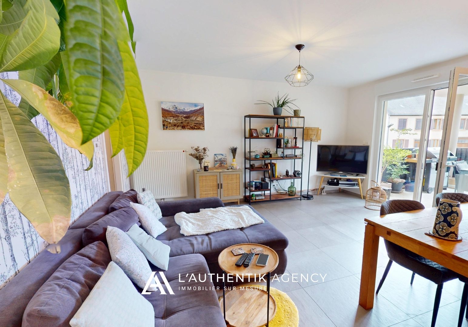 Photographie du vaste salon séjour ouvert sur la terrasse