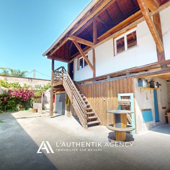 Espace abrité sous grange, jardin et carport avec porte motorisée