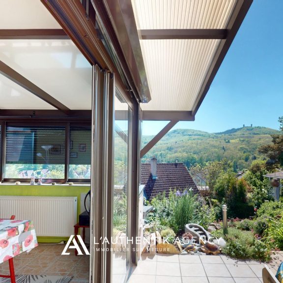 photographie de la partie veranda et de la terasse avec sa vue panoramique sur la nature verdoyante