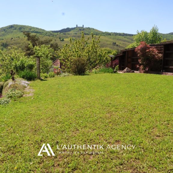 photographie du terrain avec pelouse et vue panoramique