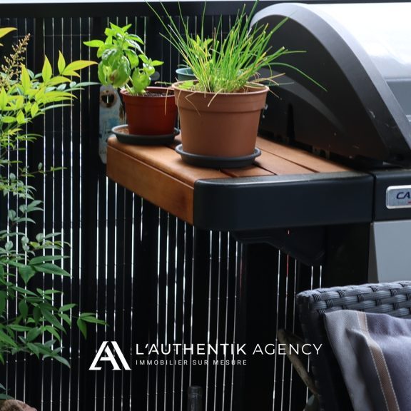 Photographie d'un plan rapproché sur la plancha et plantes aromatiques